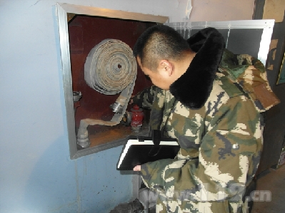 监督员检查消火栓