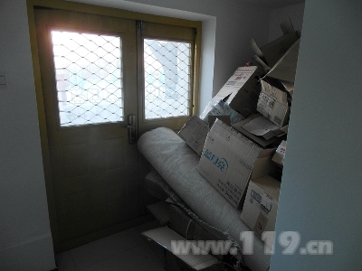 监督员检查消火栓